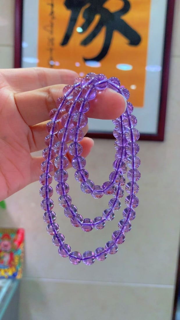 Natural amethyst multi-strand bracelet: This bracelet features natural Brazilian amethyst, with clean and refreshing crystals that have a light and translucent color. The transparent texture of the stones allows light to flow on its surface