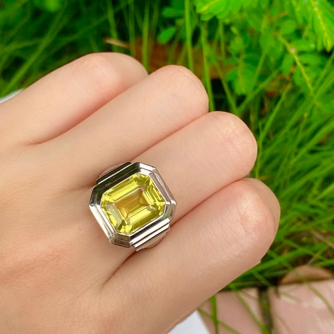 925 Silver Natural Lemon Crystal Ring: This ring perfectly embodies the concept of "elegant without being ostentatious," featuring 925 silver set with natural lemon quartz. The crystal is so transparent that it seems to have captured sunli