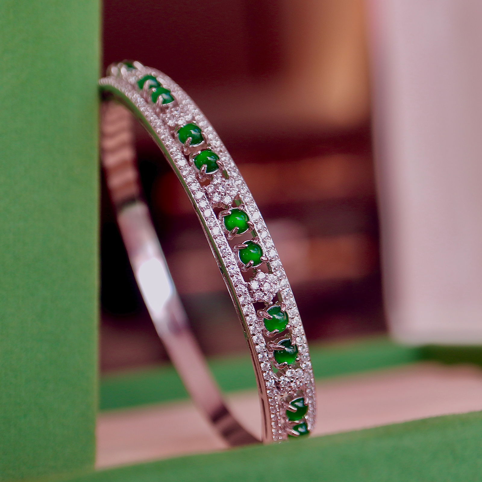 Natural jadeite bangle: This bracelet is a perfect combination of elegance and delicacy, showcasing the charming beauty of natural jade. The fresh green hue of the jade complements the triple-layer 18k white gold plating,
