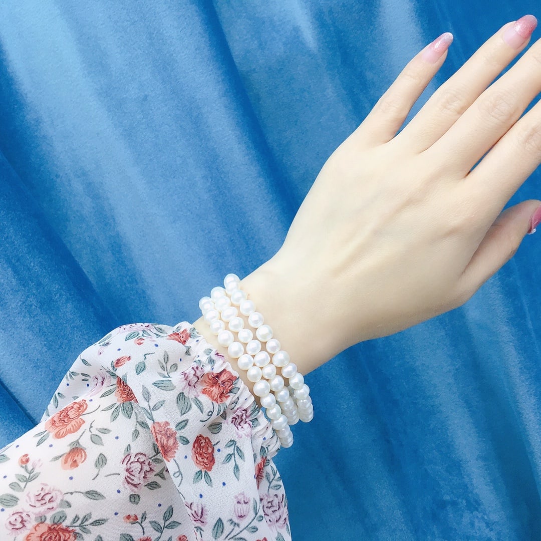 Freshwater pearl bracelet: This bracelet elegantly showcases the charm of pearls, crafted with exquisite freshwater pearls in a three-layer design. Each pearl possesses a natural luster and delicate size, perfectly blending bea