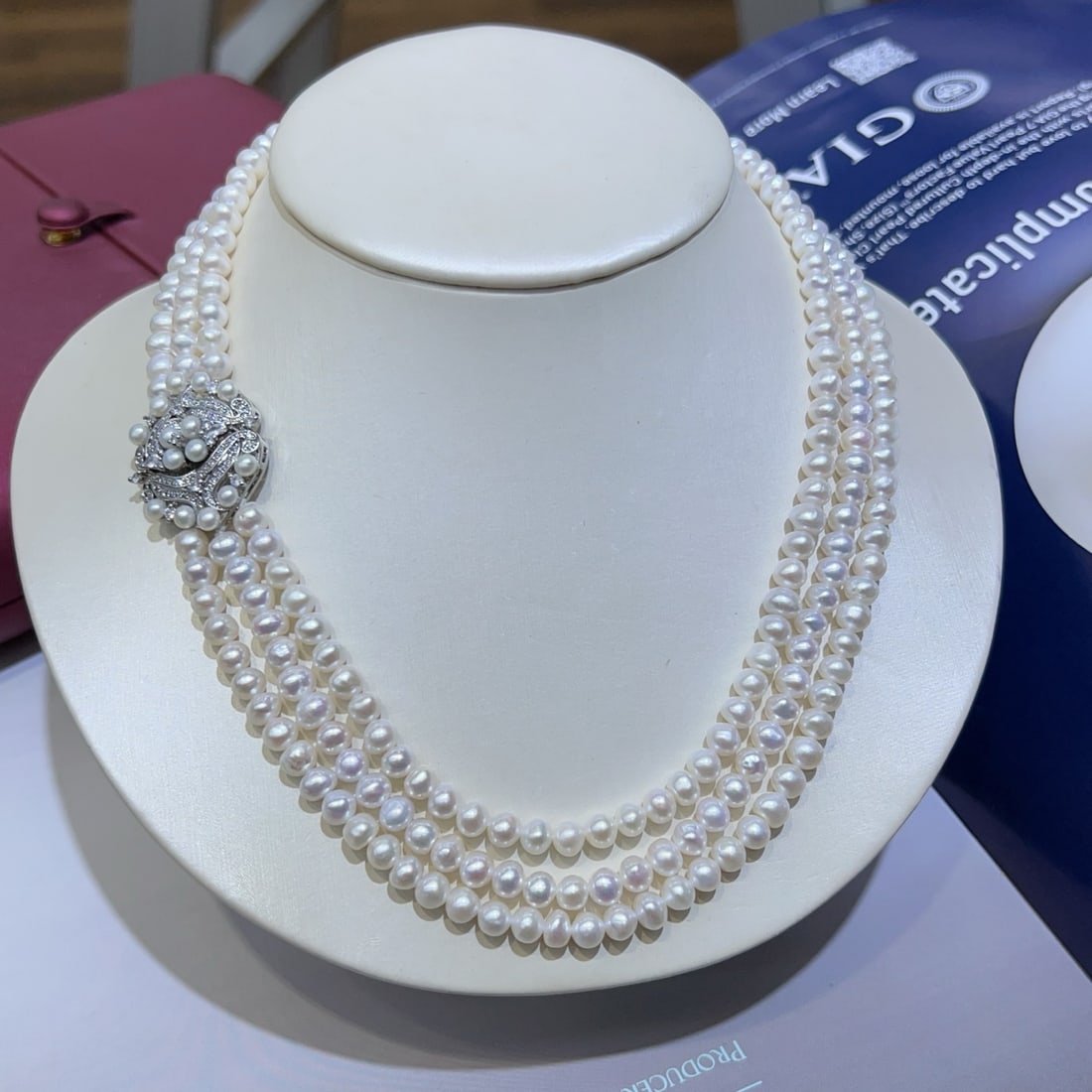 Natural Pearl Multi-Layer Necklace: This luxurious natural pearl multi-layer necklace exudes an elegant and luxurious vibe. Each pearl is approximately 5-6mm in size, carefully arranged to create a luxurious and versatile accessory. Whe