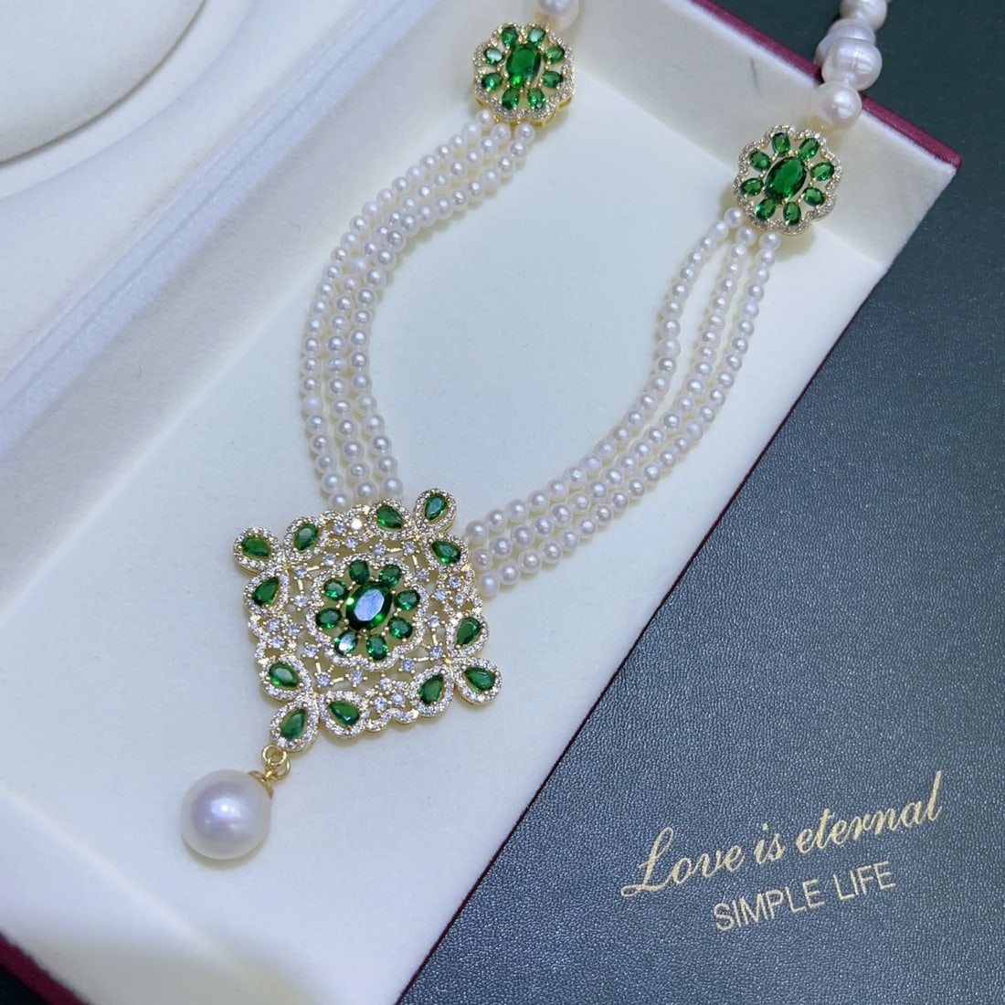 Natural Pearl Necklace with Emerald Green Accents: This exquisite necklace is a must-have for fashionistas, with layered natural pearls exuding timeless elegance. The pearls range in size from 3-10mm, nearly round, with the beauty of slight imperfecti