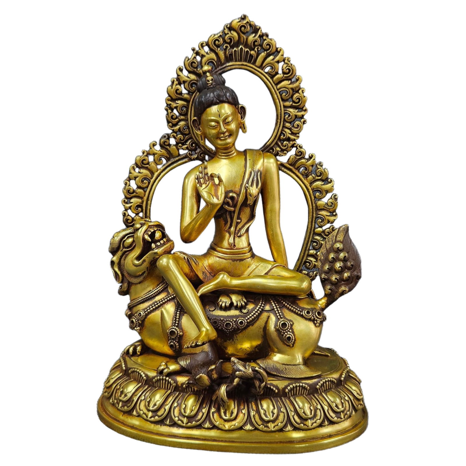 Gilded Copper Lion's Roar Guanyin Statue: A lion-roaring Guanyin figurine made of purple copper plated with real gold, measuring 28 cm in height, 20 cm in width, and weighing 4017 grams. This figurine showcases the solemnity and majesty of