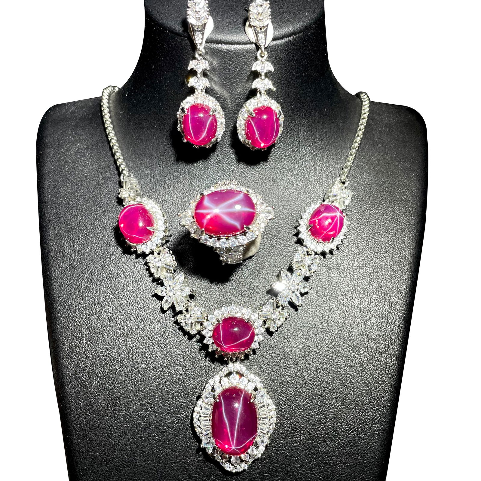 Red Star Gem Jewelry Set of Three Pieces: Red Starlight Gemstone Jewelry Set Hardness above 9 1.2×1.0mm 1.6×1.2mm 1.8×1.3mm Weight 60 grams Freight: 1.International Freight: Foreign shipping charges are determined by destination.