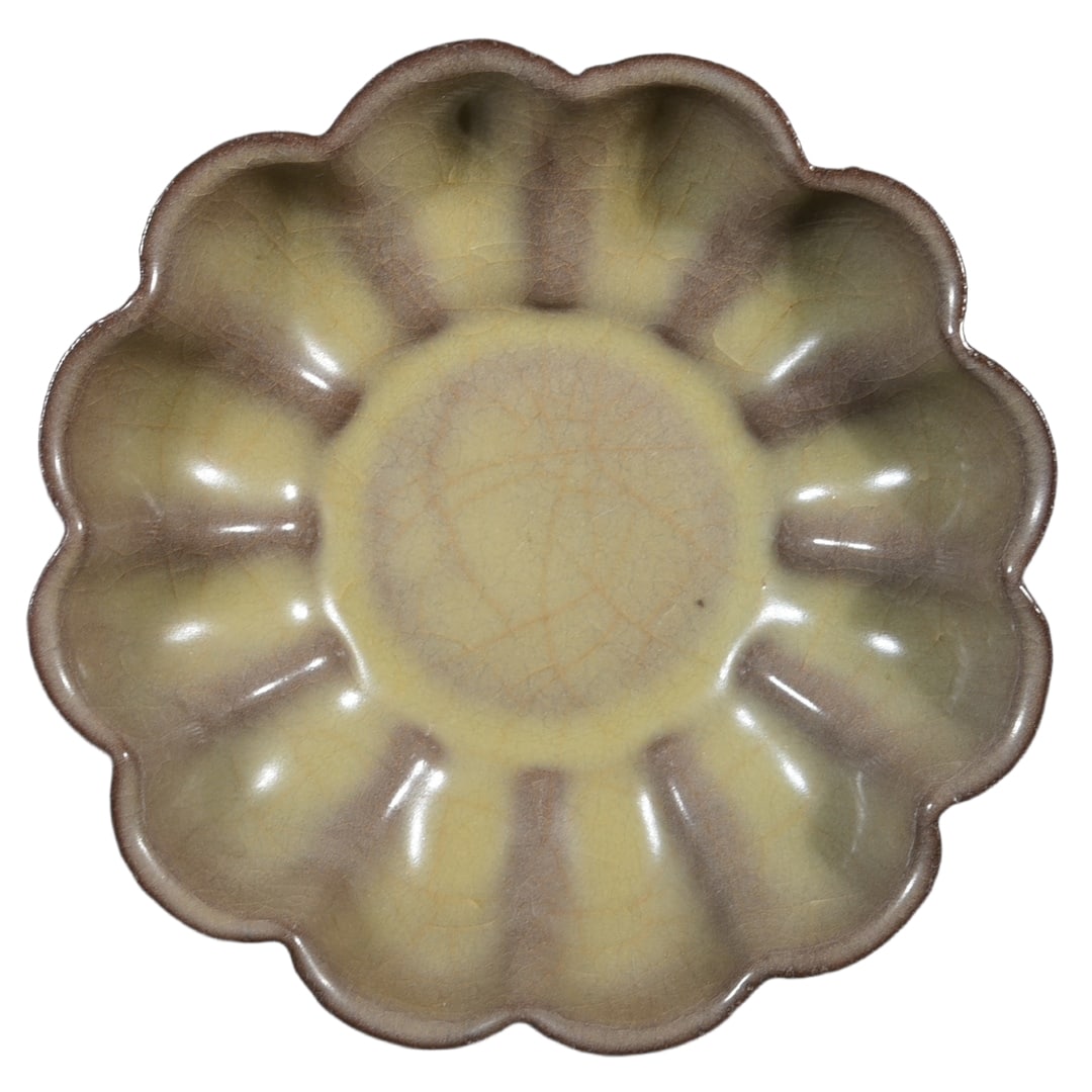 Official porcelain chrysanthemum petal washer: Official porcelain chrysanthemum petal washbasin, height: 6 cm, diameter: 20 cm. Freight: 1.International Freight: Foreign shipping charges are determined by destination. 2.Photos, descriptions and va