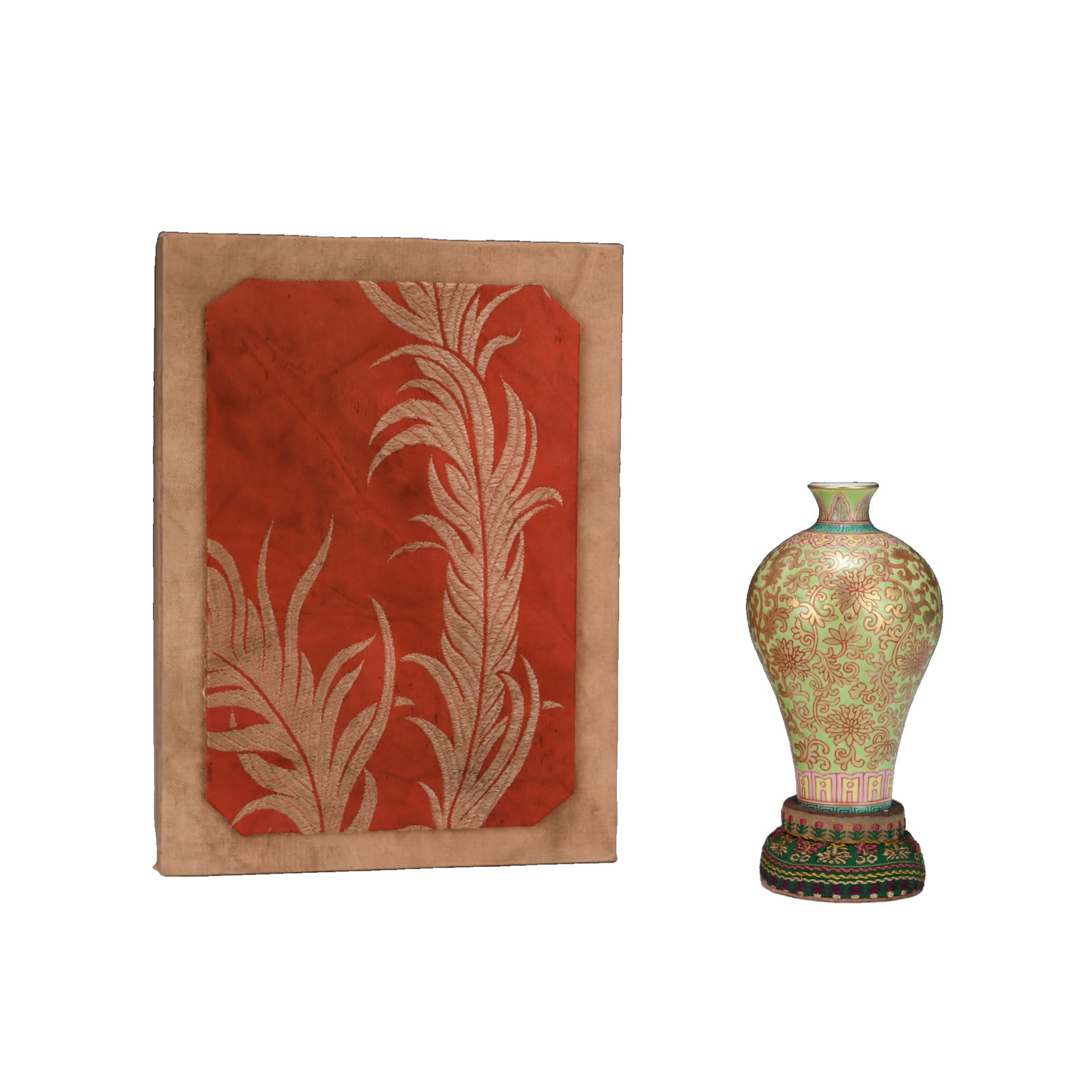 Qianlong Dynasty Gilt Lotus Scroll Meiping Vase: Old collection of a large Qing Qianlong blue and white porcelain vase with spiral lotus design and gilded plum blossoms, height: 11.5 cm, belly diameter: 6.8 cm. Freight: 1.International Freight: Fore