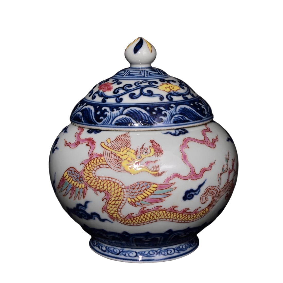 Ming Dynasty Blue and Polychrome Fish and Dragon Pattern Jar: Ming Dynasty Xuande period blue and white five-color fish and dragon pattern lidded jar, measuring 18×15.5 cm. This jar perfectly showcases the brilliance of Ming Dynasty porcelain with its exquisite