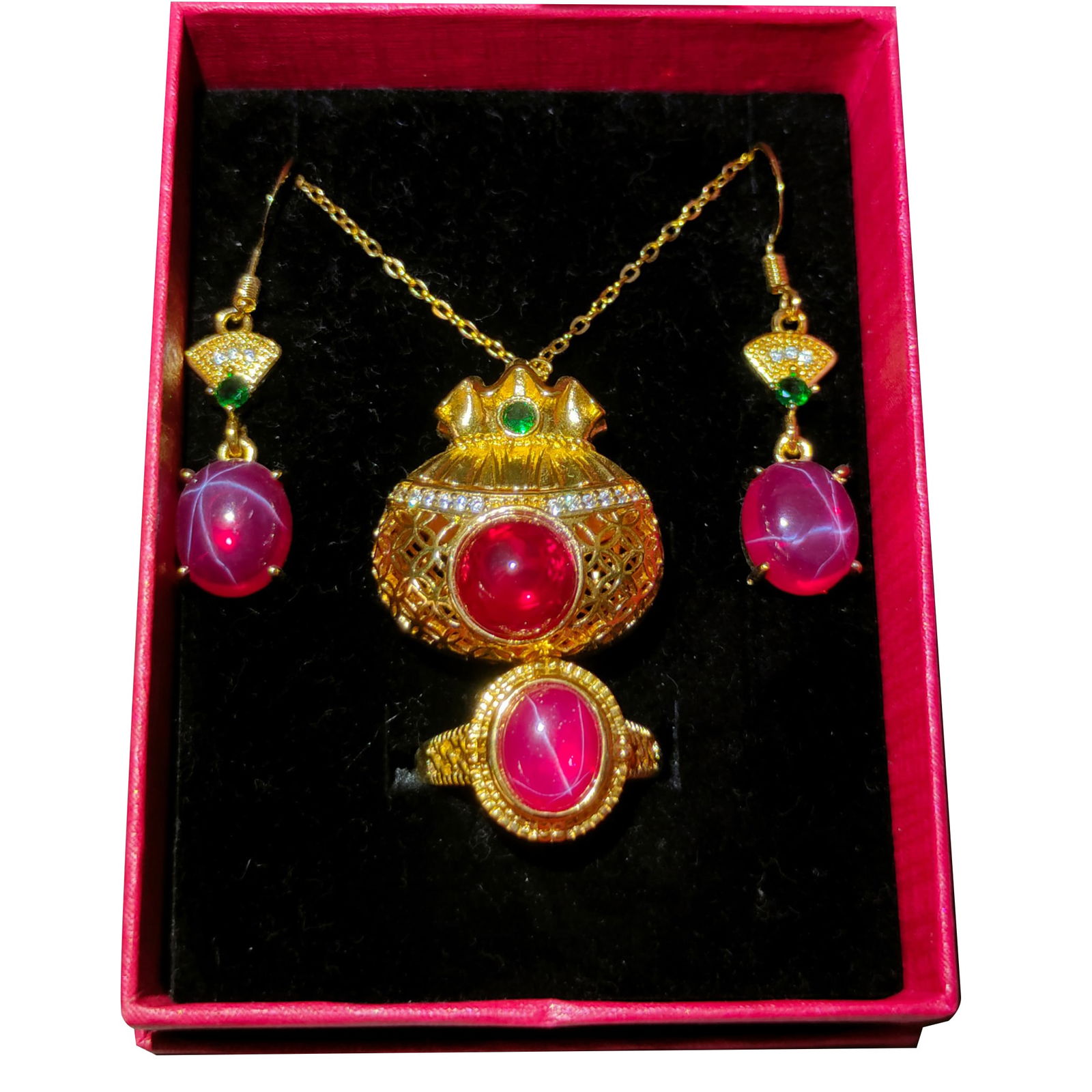 Silver Gilt Star Gem Jewelry Set: Four-piece set of silver gilt jewelry with starlight gemstones, crystal clear and dazzling, with a hardness of ten. The diameter of the ring face is 1cm. Freight: 1.International Freight: Foreign ship