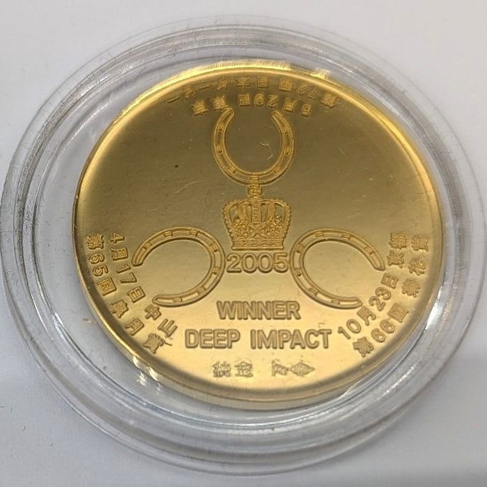 "The Storm Riders" Pure Gold Triple Crown Champion Commemorative Medal: "Collision of Heaven and Earth" Pure Gold Triple Crown Commemorative MedalExactly 20 years ago, this horse caused a sensation in a classic race, creating a huge buzz in Japan.In the May Stakes, he sta