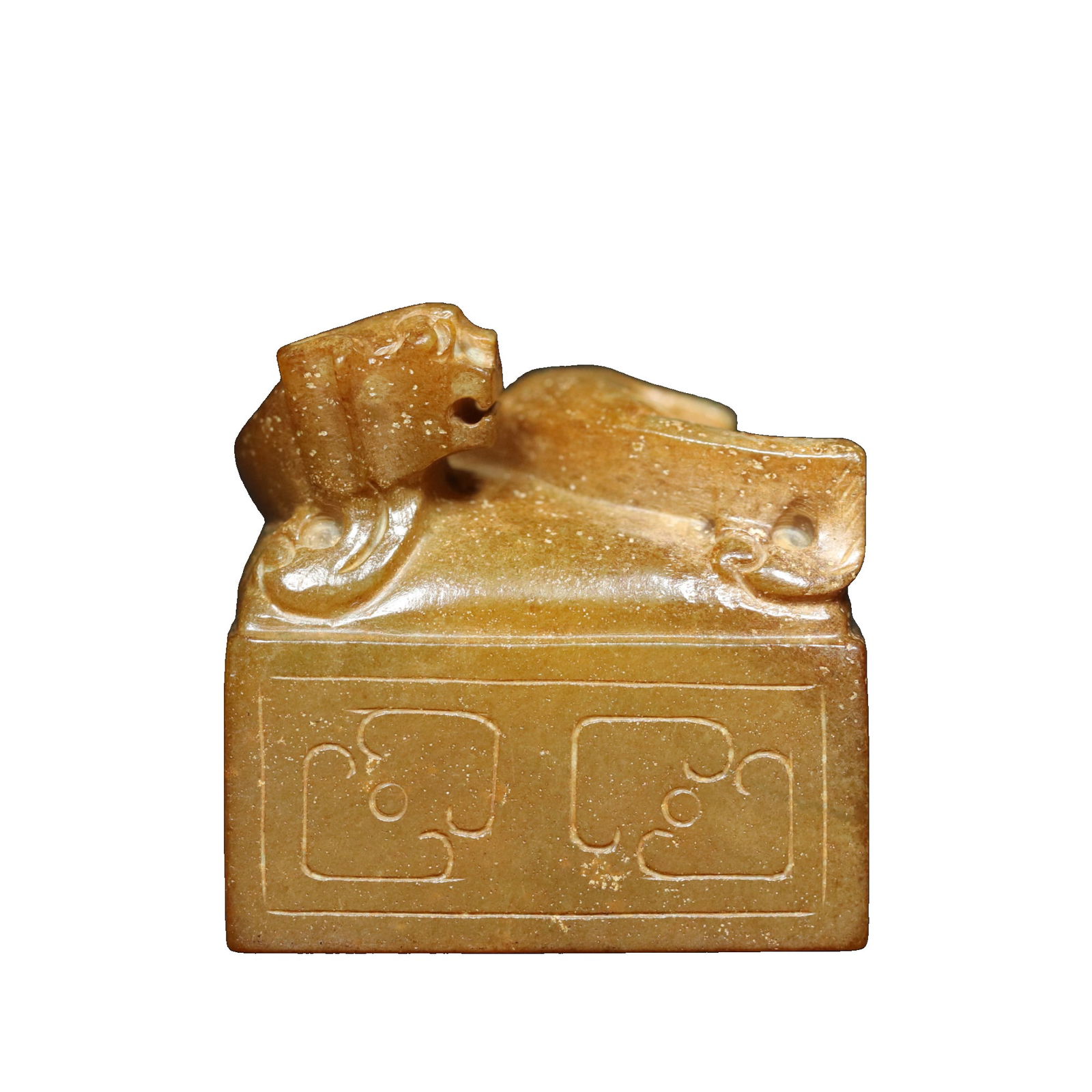 Han Dynasty Hetian Jade Dragon Seal: Exquisite antique Han Dynasty Hetian jade dragon button seal, exquisitely carved with superb craftsmanship, delicate and warm jade quality, the thick patina highlights the traces of passing years. Its