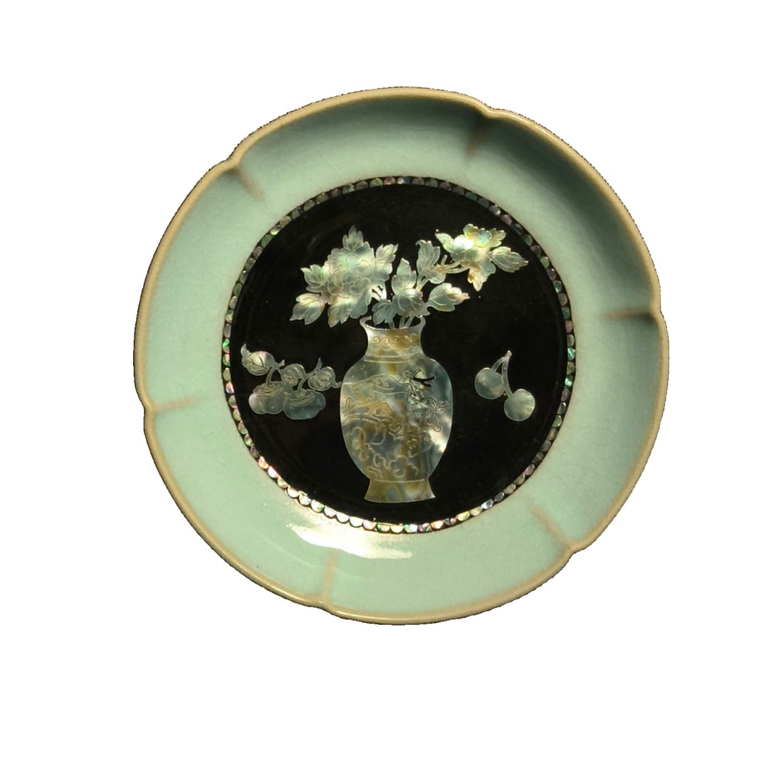 Shell Inlaid Floral Dish: This flower plate is presented with exquisite shell inlay craftsmanship, showcasing a unique artistic beauty. The colors are soft, the luster is like new, displaying both the weight of history and col