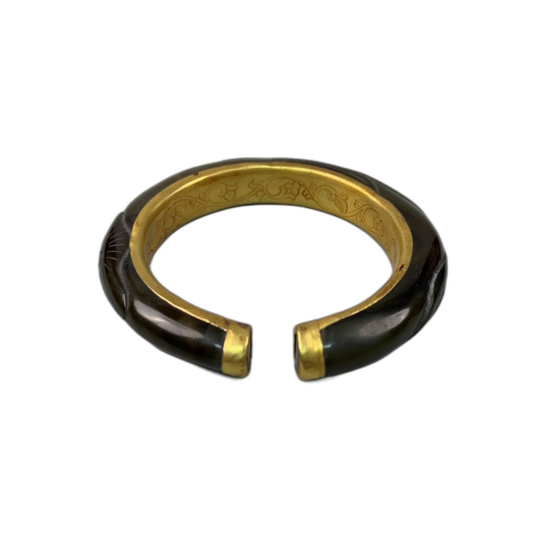 Rare Natural Agate Bracelet: A rare natural agate bracelet, measuring 10.4cm in length, 10.5cm in width, 1.5cm in thickness, and weighing 115 grams. Its unique natural patterns and colors showcase a rich historical heritage. The