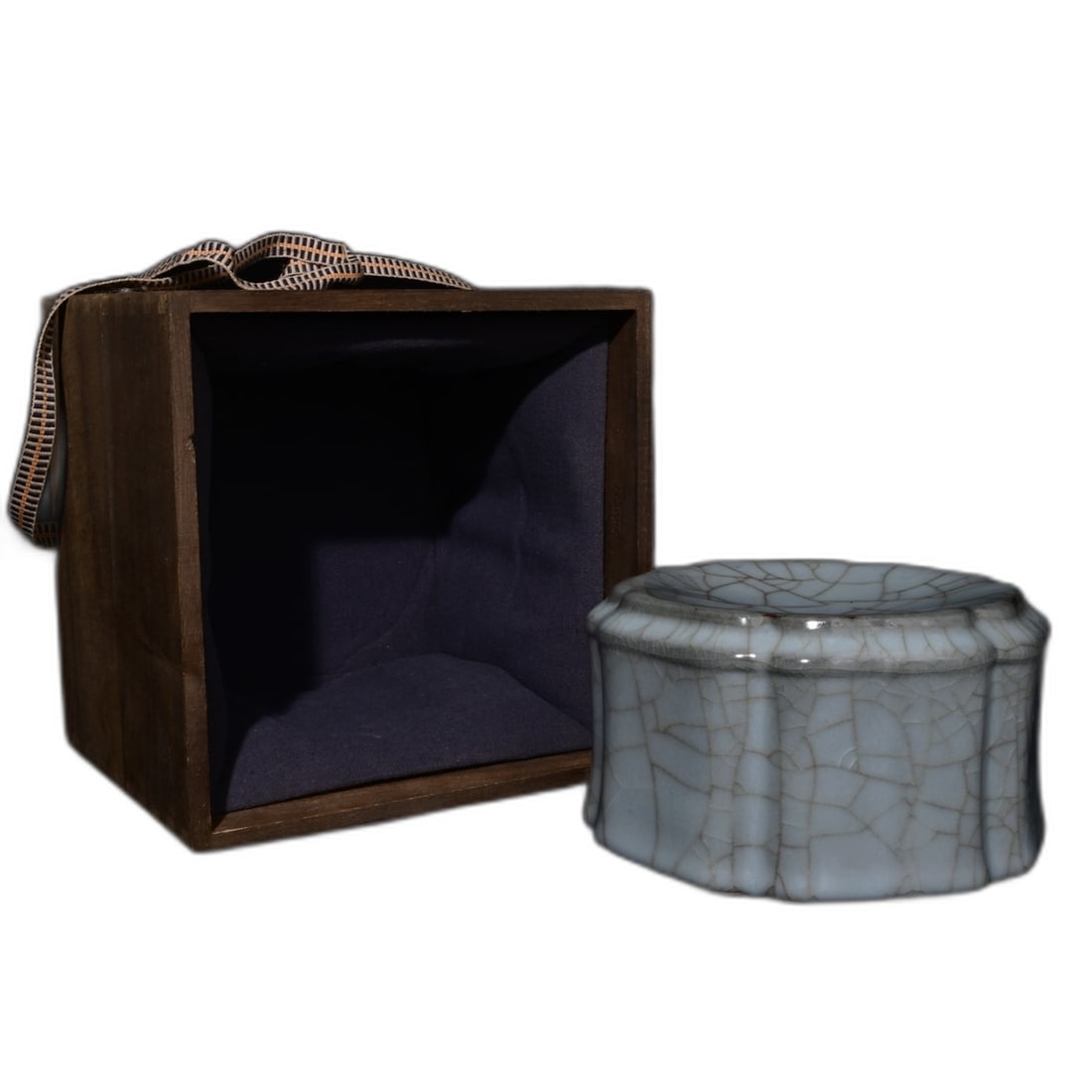 Song Dynasty Guan Kiln Warm Basin: This Song Dynasty official kiln vase, measuring 10×17.5 cm, showcases the elegance of the era with its unique glaze color and crackled texture. The simple design combined with delicate craftsmanship