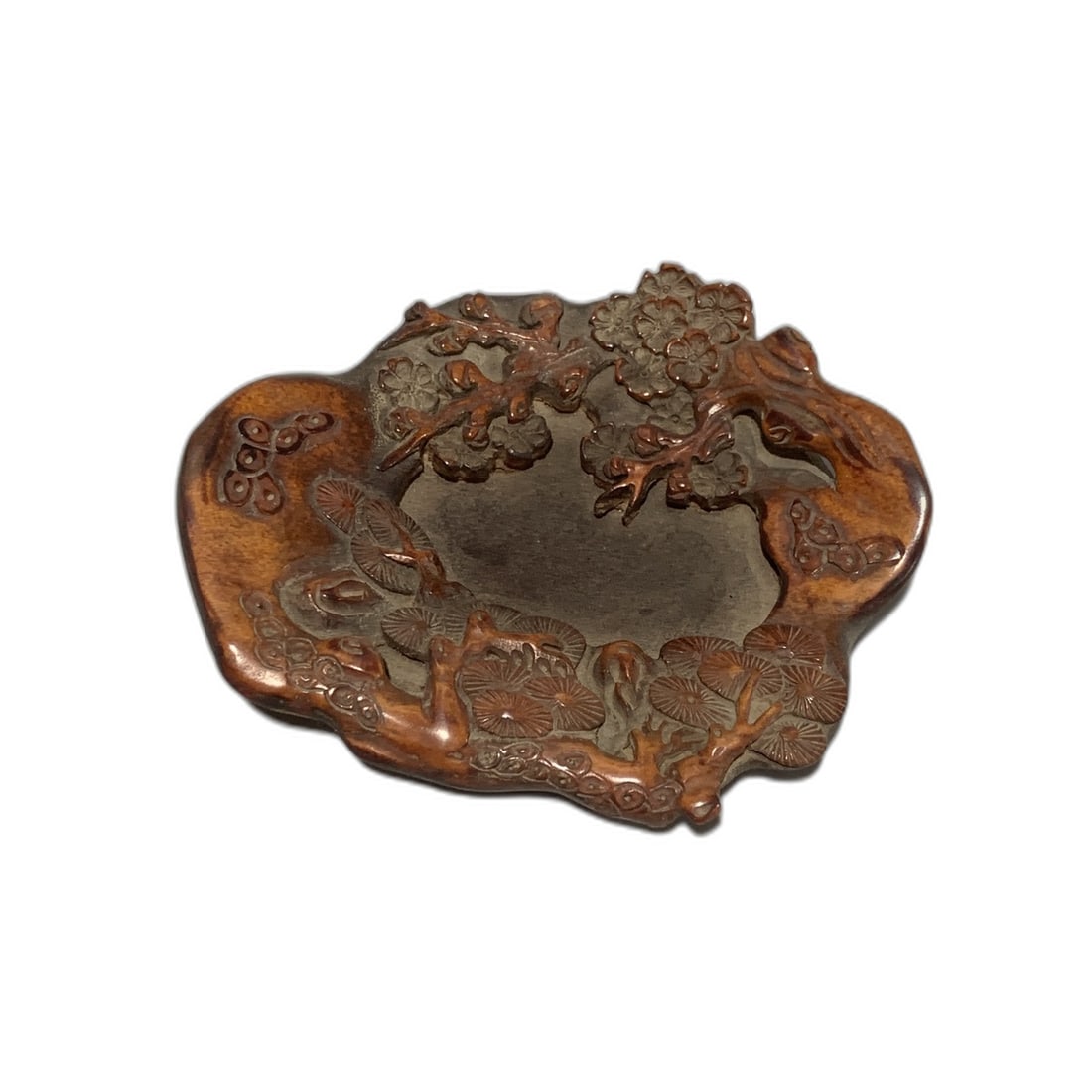 Antler Carved Plum Blossom Brush Washer: Antique Tibetan carved deer horn plum blossom pen holder, purely hand-carved with exquisite craftsmanship. The deer horn is delicate and smooth, with a rich patina and natural wear. The item is in com