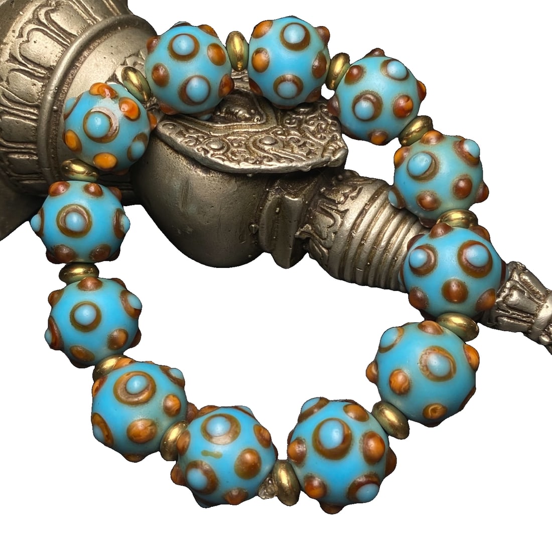 Ancient Han Dynasty Glass Dragonfly Eye Bracelet: Zhanhan ancient glass dragonfly eye bracelet, size 16mm, a total of 12 beads. Dragonfly eye is a common name for an ancient ornament made of glass. Glass, also known as glass, first appeared in Wester