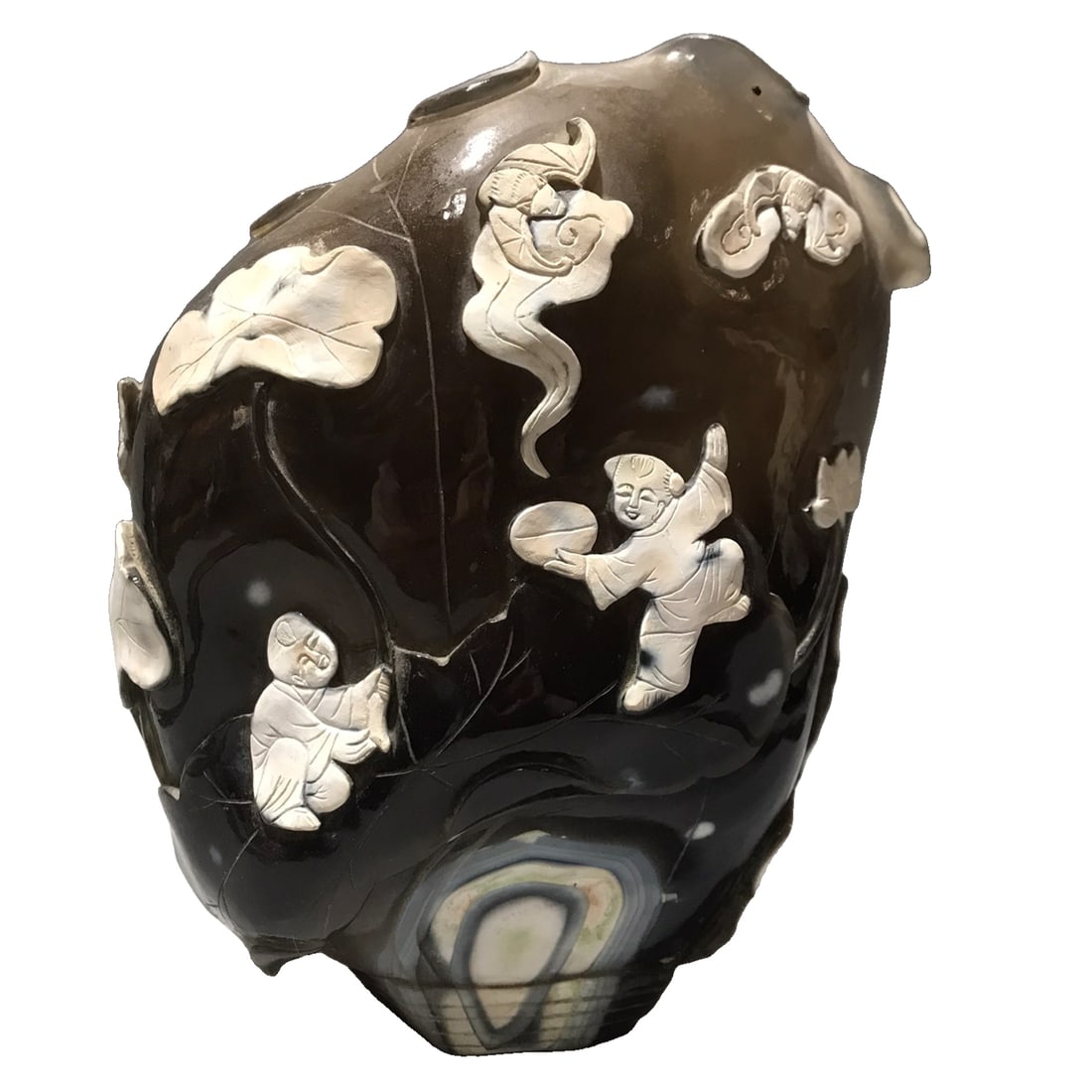 Antique Tibetan natural agate pen holder intricately carved with figures and stories: Antique Tibetan natural agate pen holder intricately carved with figures and stories. Dimensions: 18 cm in height, 12 cm wide mouth, 13 cm thick, weighing 2121 grams. The agate is hard in texture,
