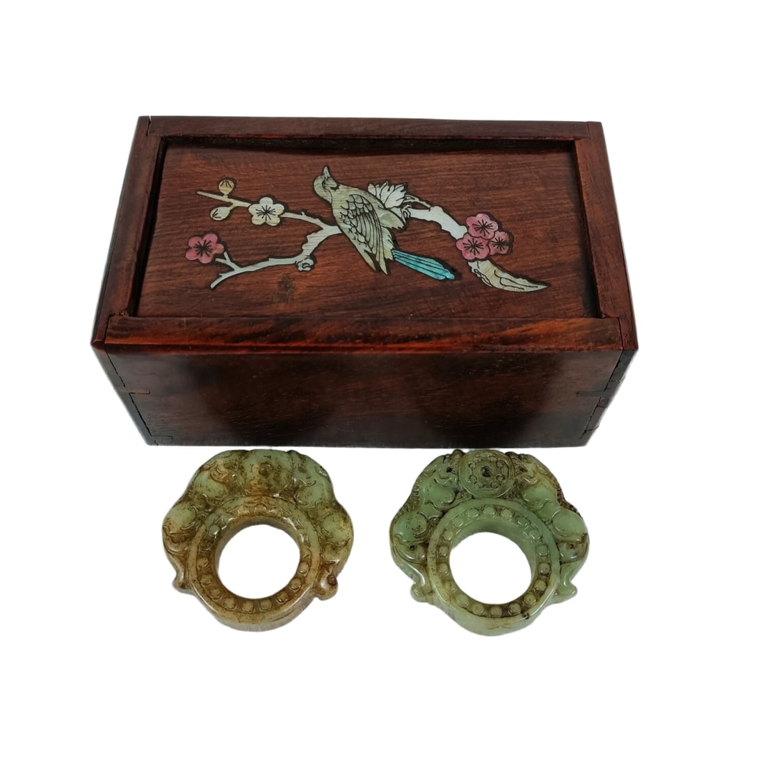 Hetian jade thumb ring: Hetian jade thumb ring, in perfect condition, with translucent jade quality, hand-carved, rich in patina, and aged skin, showcasing a unique historical charm and craftsmanship value.Ring inner