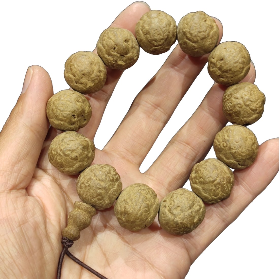 Qing Dynasty Agarwood Bracelet: This Qing Dynasty agarwood bracelet showcases the exquisite ancient craftsmanship and the natural charm of agarwood. Each bead is carefully polished, emitting a subtle fragrance. Wearing it is not