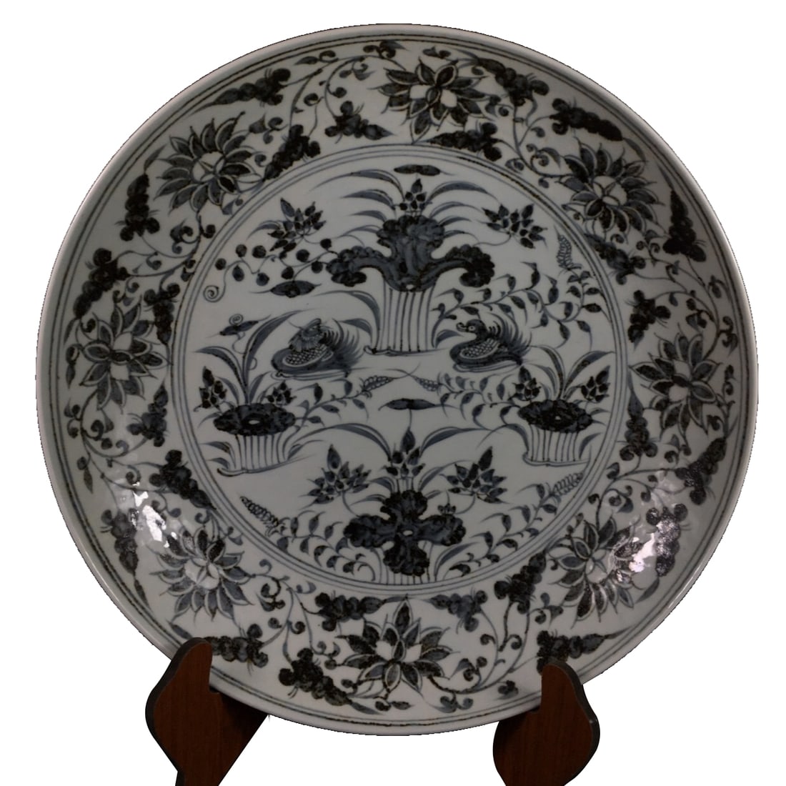 Ming Hongwu Mandarin Duck Playing in Water Pattern Plate: This Yuan dynasty Yuan dynasty "Ming Hongwu" period plate with mandarin ducks playing in water pattern is made entirely by hand, with a reasonable layout, clear and distinct lines, and a prominent the