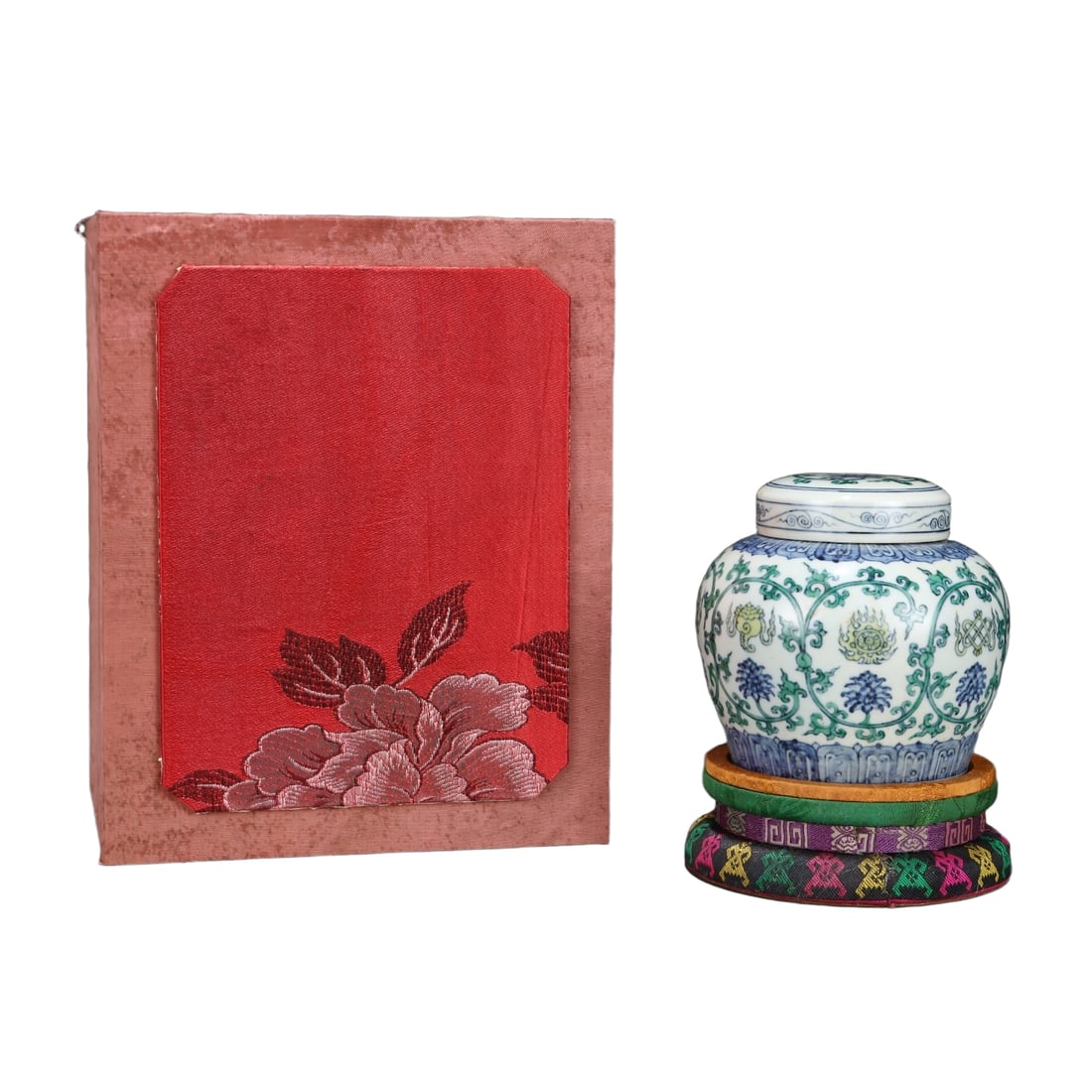 Ming Chenghua Doucai Lotus Pattern Covered Jar: This large Ming Dynasty Chenghua Doucai jar with intertwined lotus patterns and a "Tian" character on the lid, is 11.7 cm tall and has a diameter of 12.2 cm, showcasing the outstanding craftsmanship o