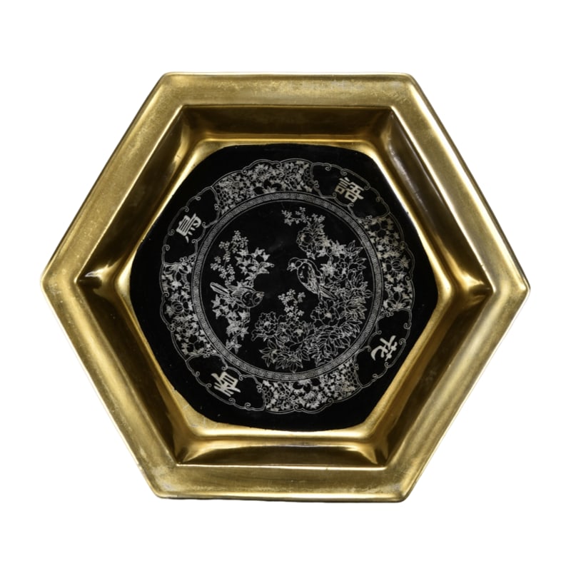 Song Dynasty Ru Kiln Gilded Lacquer Hexagonal Washer: Song Dynasty Ru Kiln Gilded Lacquerware Hexagonal Basin with Carved "Birds and Flowers" Design, height 6.5 cm, diameter 22.5 cm. This piece, with its flowing lines and exquisite "birds and flowers" ca