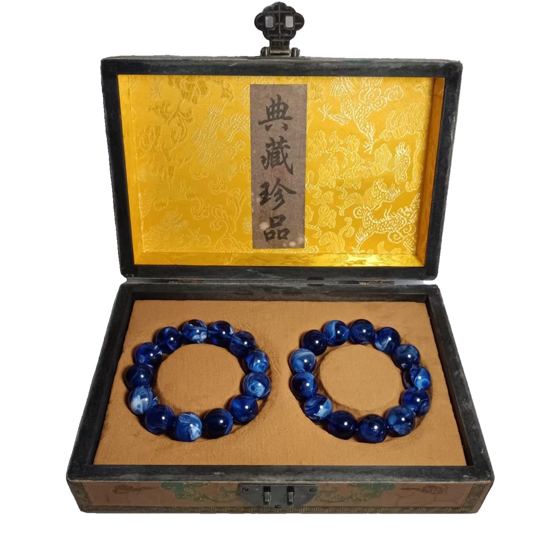 Old Collection Blue Crystal Bracelet: Old Collection Blue Crystal Bracelet, Well-Preserved, Excellent Transparency.Weight: 46.5 gramsWeight: 46.1 gramsBead Diameter: 1.8 cm Freight: 1.International Freight: Foreign shipping charges are de