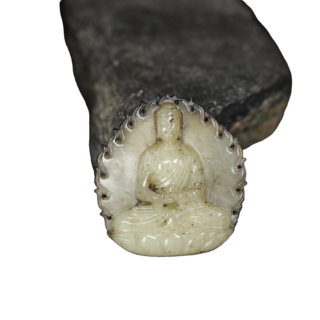 Antique Hetian Jade Buddha Pendant: An antique Hetian jade Buddha pendant, featuring a fine and smooth texture with an aged patina. Details are as shown in the images. Dimensions: Length 5 cm, Width 4.8 cm, Thickness 1.2 cm, Weight 32.6