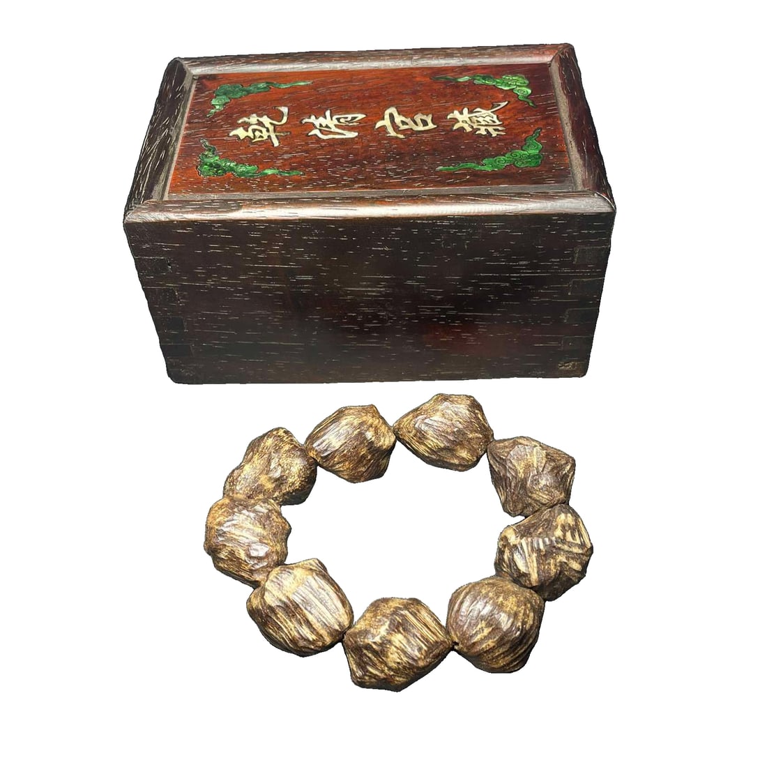 Old Collection of Agarwood Bracelet in Rosewood Box: Old Tibetan rosewood box containing Vietnamese agarwood bracelet, with a light and long-lasting fragrance, full of oiliness, and well preserved. Freight: 1.International Freight: Foreign shipping char