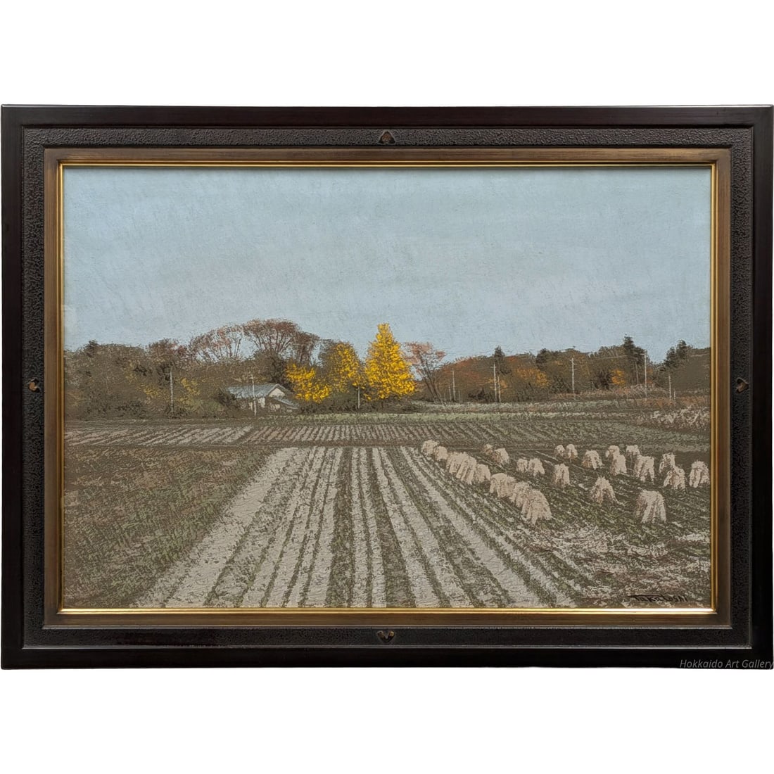 Takanori Yamazaki "Autumn Clear Sky" Oil Painting: Takatoshi Yamazaki "Autumn Clarity" Oil Painting In this serene depiction of an autumnal countryside, small stacks of straw are neatly arranged, embodying a profound reverence for the natural beauty o