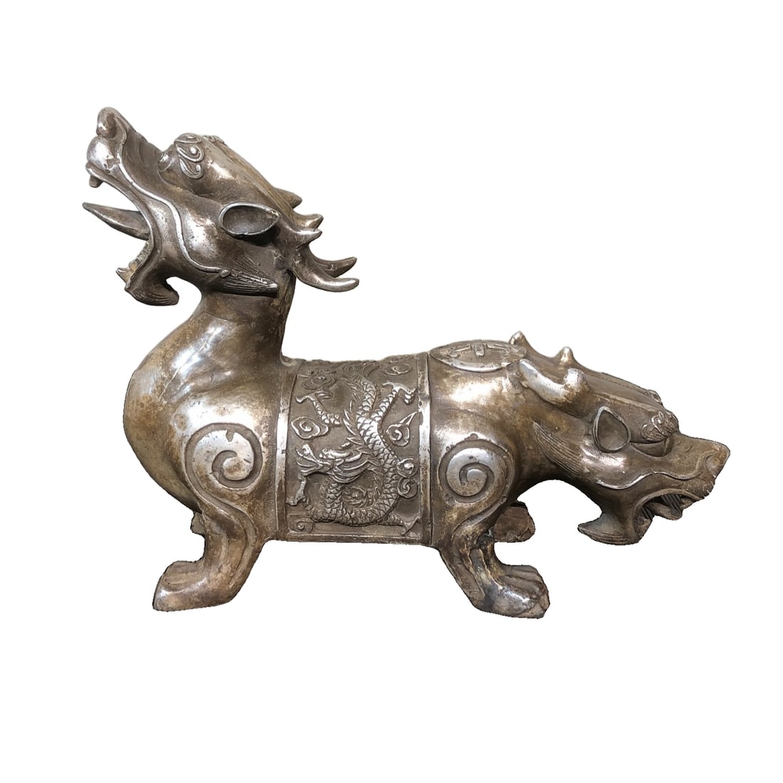 White copper gilt silver high relief double-headed pixiu auspicious beast: White bronze silver-plated high relief double-headed pixiu auspicious beast, with aged patina, in perfect condition, featuring a grand design, measuring 24 cm in length, 9 cm in width, and 18 cm in he