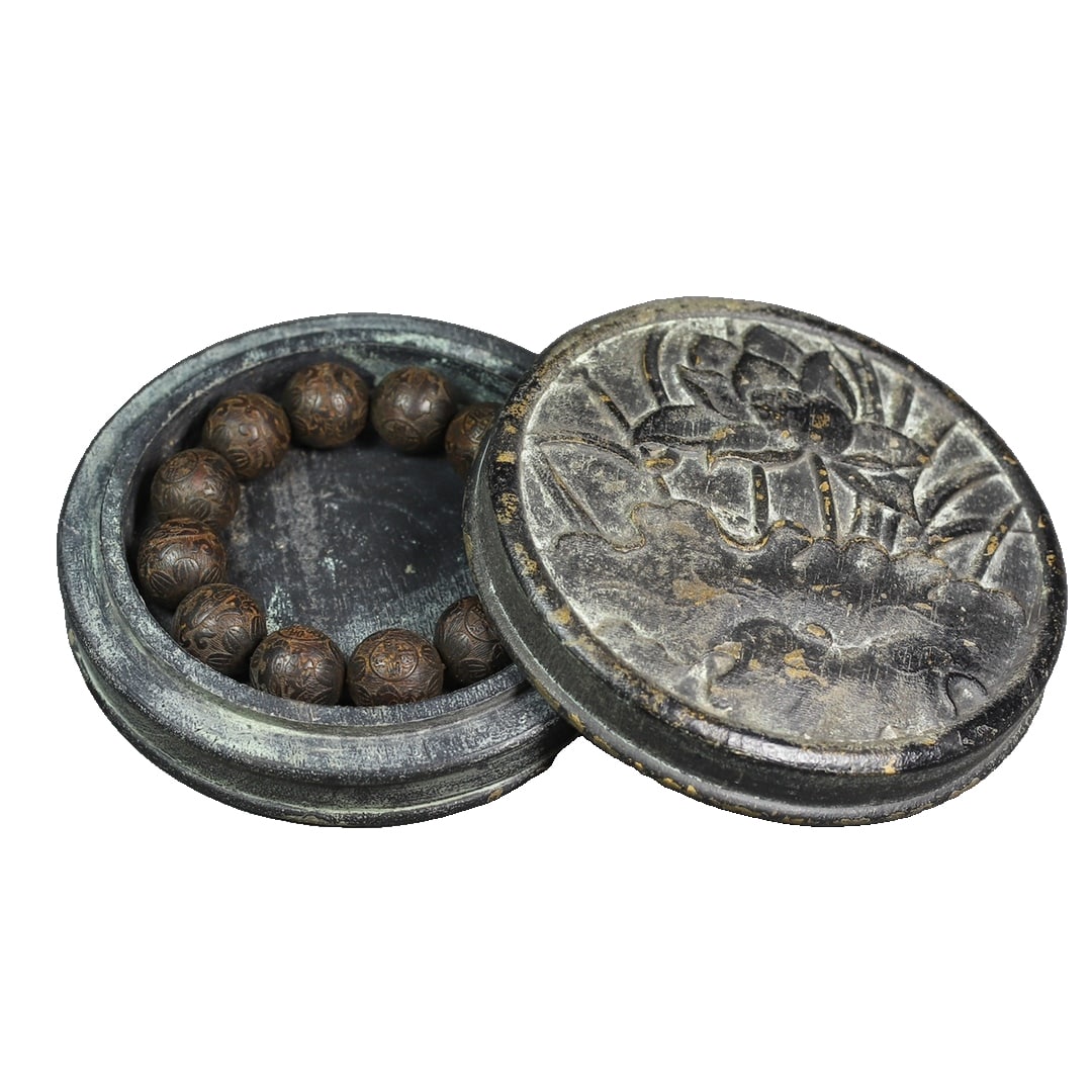 A set of agarwood carved bracelets.: Set of antique Tibetan aloeswood carved braceletsTotal weight: 354 grams, height: 4.5cm, box length: 13.5cm, bracelet diameter: 10cm, bead diameter: 2cm, weight: 50 grams. Freight: 1.International Fre