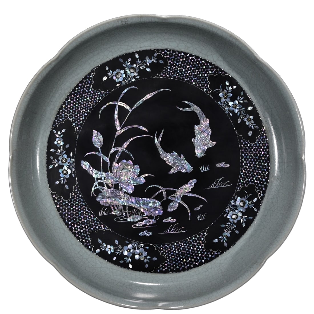 Song Ru kiln sky blue glazed fish plate: Song Ru kiln sky blue glaze spiral pattern fish and flower mouth plate, 8 cm in height, 43 cm in diameter. Freight: 1.International Freight: Foreign shipping charges are determined by destination. 2.P