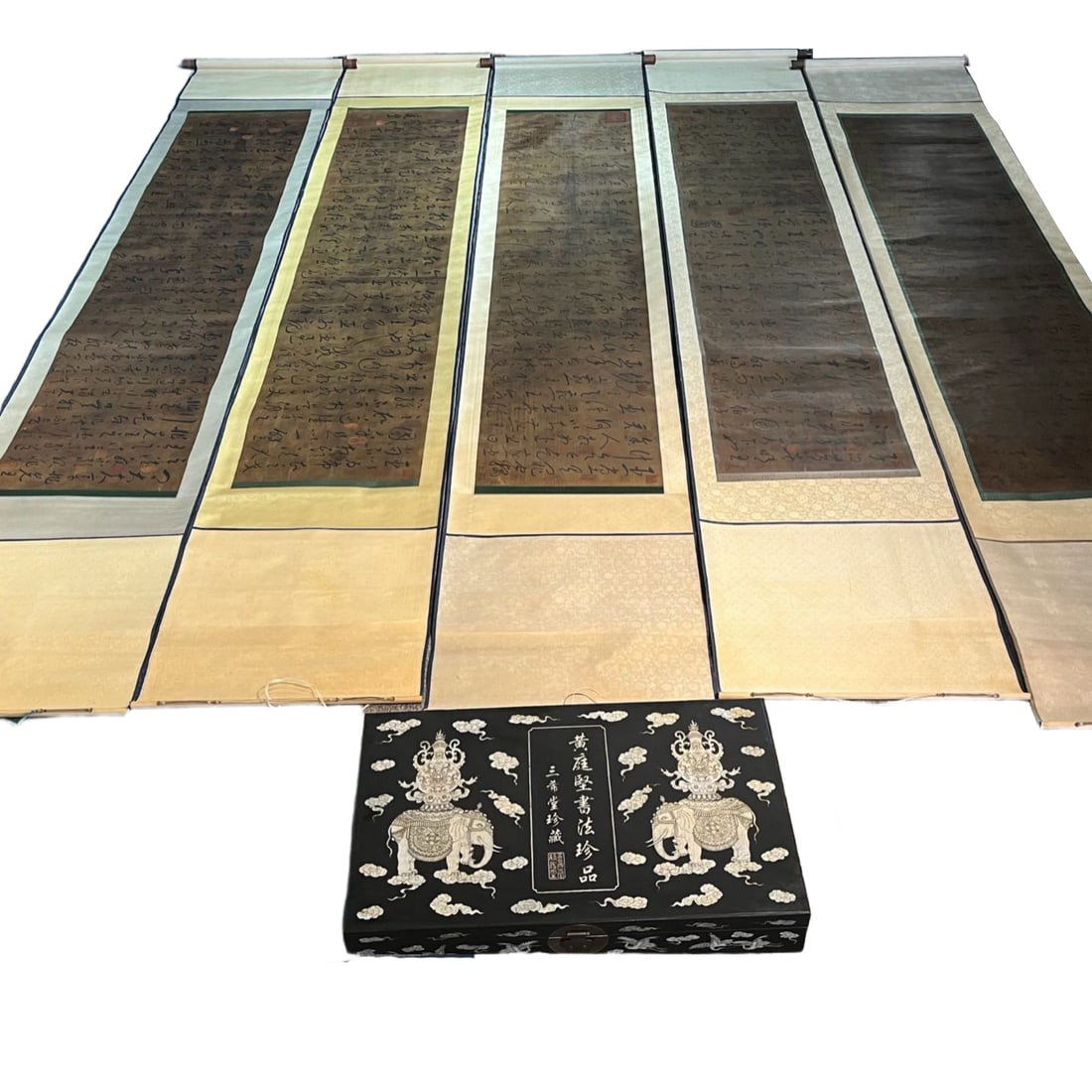 Private collection of a set of Huang Tingjian calligraphy: A set of private collection of Huang Tingjian's calligraphy, stored in a painted box. The painting's dimensions are 221x47 centimeters. Freight: 1.International Freight: Foreign shipping charges are d