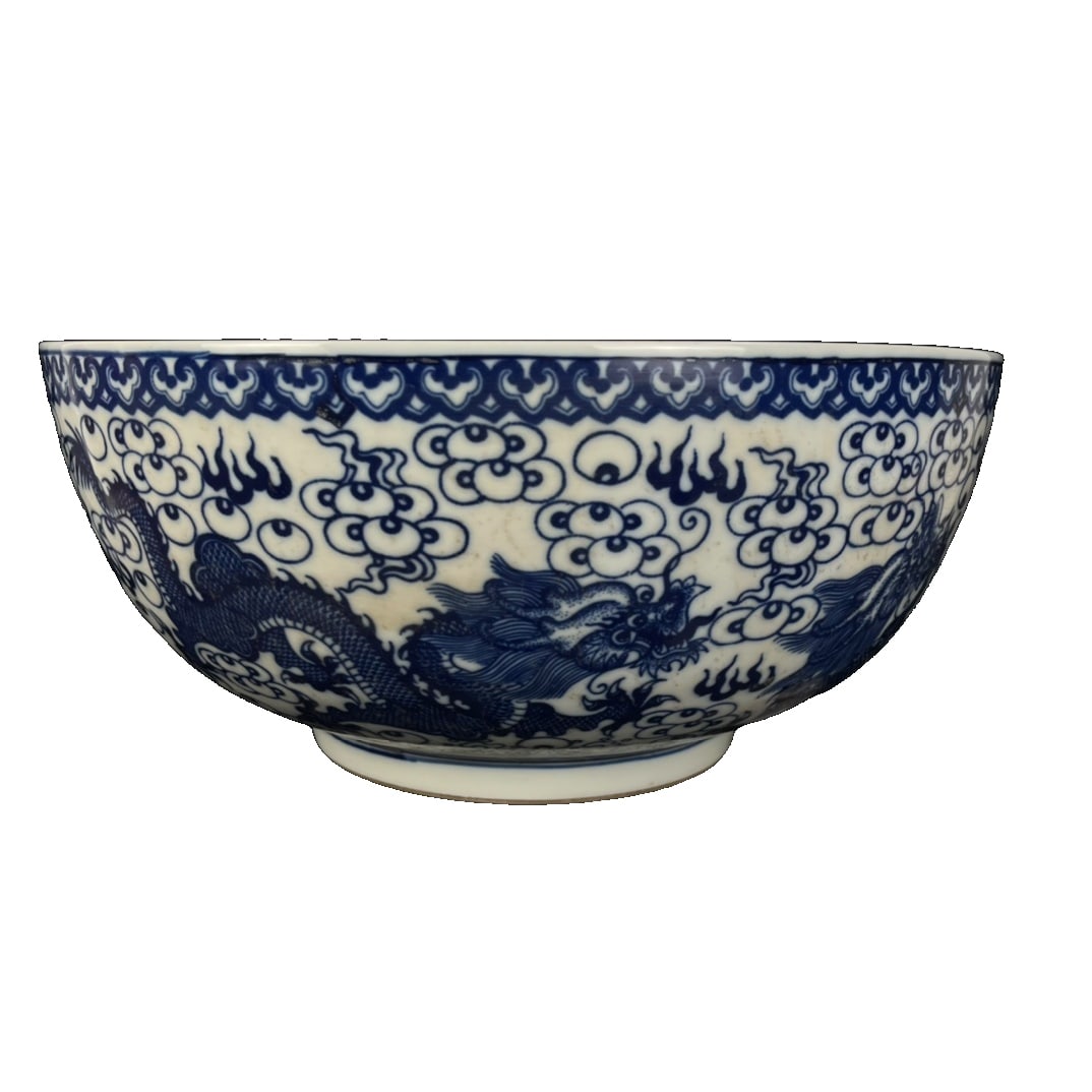 Qing Dynasty Kangxi period blue and white bowl with dragon motif: Kangxi period blue and white porcelain bowl with dragon motif, measuring 19.5cm in height and 43.5cm in diameter. Freight: 1.International Freight: Foreign shipping charges are determined by destinati