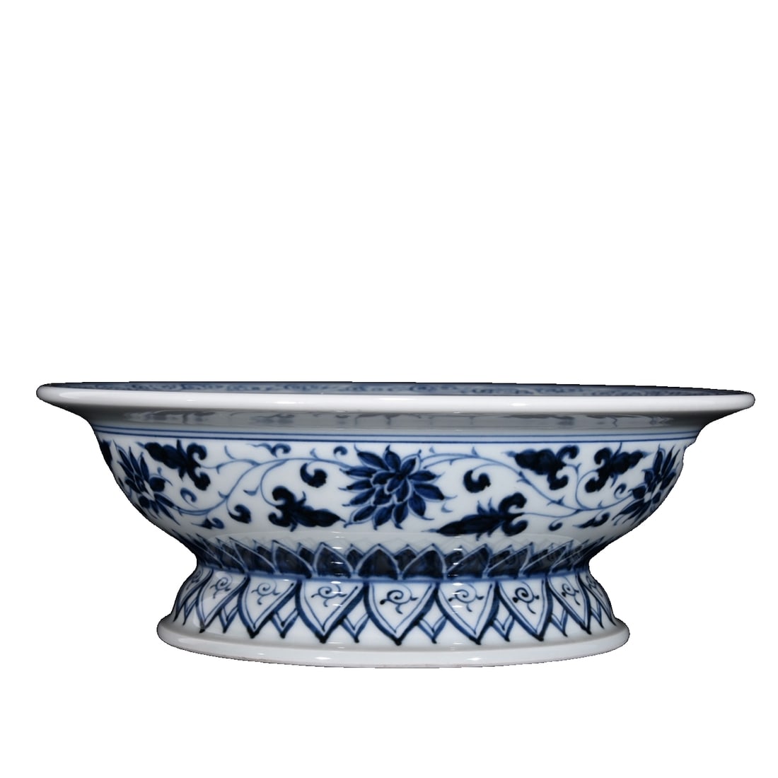 Yuan Dynasty Blue and White Dragon Fruit Plate: Yuan Dynasty blue and white dragon-patterned fruit plate, 7.5 cm in height, 22 cm in diameter. The lifelike dragon pattern painted in blue and white on the plate surface showcases the superb craftsman