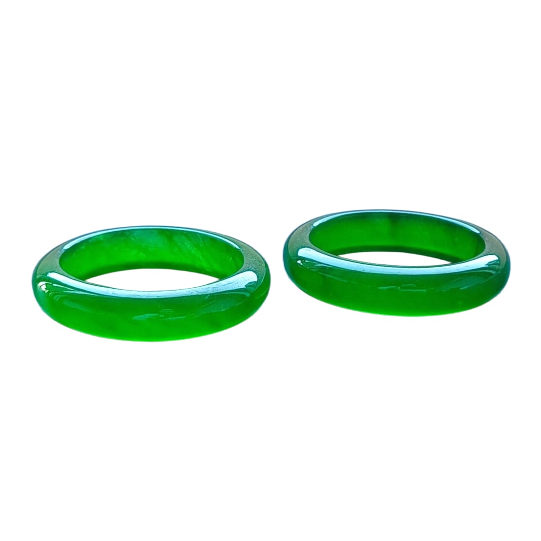 Top-grade Imperial Green Jadeite Bracelet: Top-grade Emperor Green Jadeite Bangle Pair, with excellent water head, super perfect, can pass under purple light, diameter 55/56mm, weight 63.2/67 grams. Freight: 1.International Freight: Foreign sh
