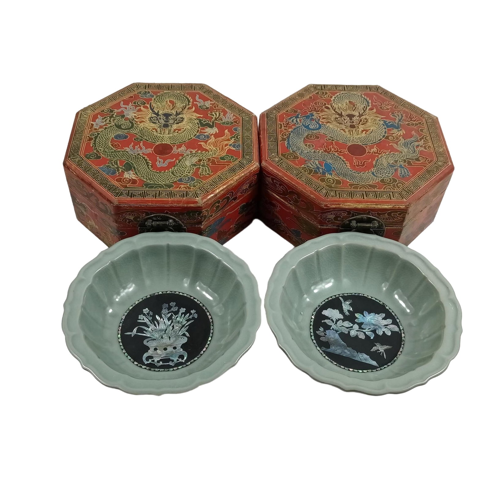 Old Collection Ding Kiln Inlaid Bowl: Antique cloisonné bowl from the Tang Dynasty, in perfect condition, housed in a sandalwood lacquer box, in superb condition. Freight: 1.International Freight: Foreign shipping charges are determined