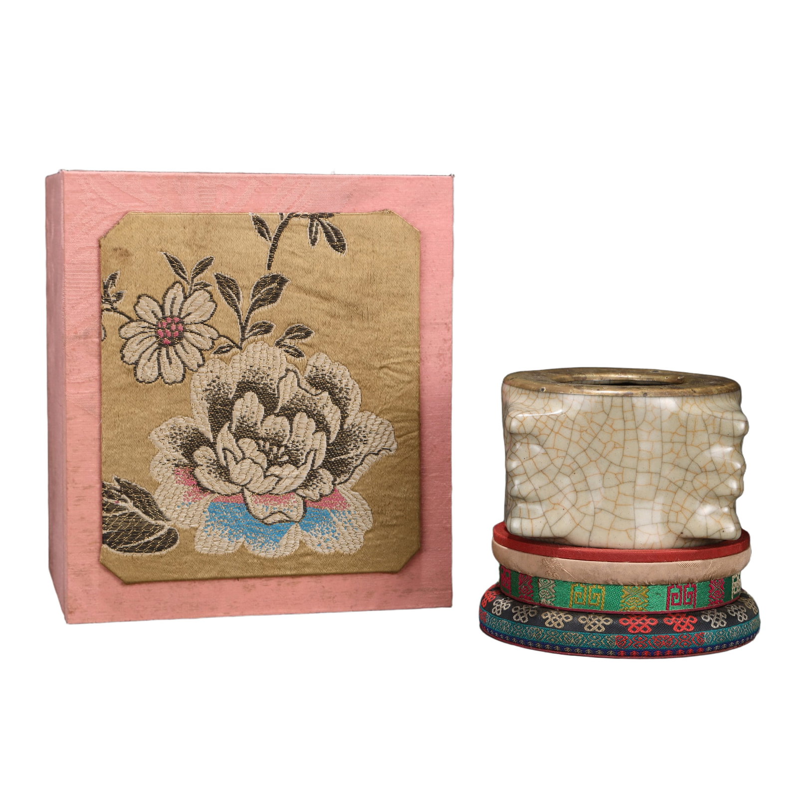 Song Ge Kiln Beige Glaze Cong-style Vase: Ancient Tibetan Song Ge kiln beige glazed cong-style vase, dimensions: height: 9 cm, belly diameter: 12.5 cm Freight: 1.International Freight: Foreign shipping charges are determined by destination. 2