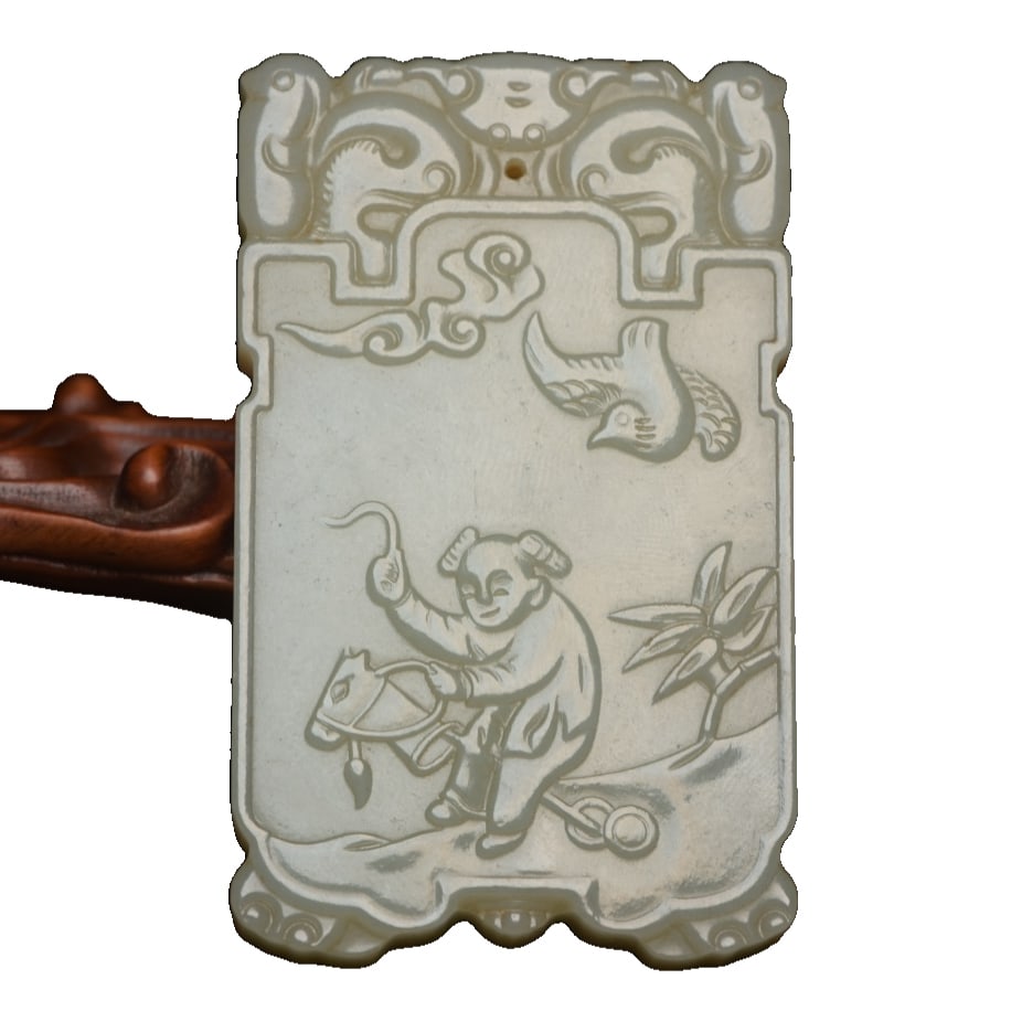 Hetian Jade Plaque: Hetian jade pendant, dimensions 7.1×4.3×0.8 cm, weight 71 grams. The jade is warm and delicate, with a natural color, skillful carving, excellent patina, vivid carving, smooth lines, and perfect qua