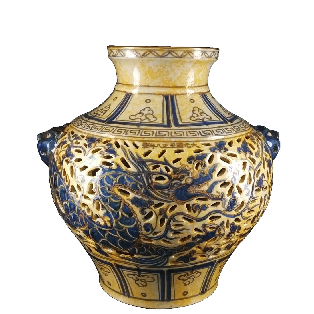 Yuan Dynasty Blue and White Dragon Pattern Tiger Head Jar: Blue and white hand-painted dragon pattern hollowed-out and gold-plated tiger head jar from the Yuan Dynasty, with a unique overall design, delicate and vivid dragon pattern, exquisite gold-plating cr