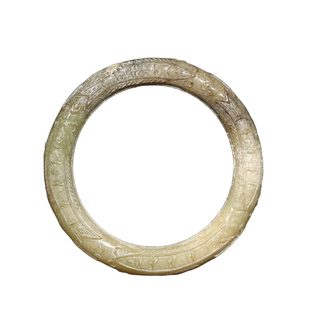 Shang-Zhou Period Hetian Jade Fish Pattern Bracelet: This Hetian jade fish-patterned bracelet from the Shang Dynasty period features exquisite carving, delicate jade quality, well-aged patina, and detailed craftsmanship as shown in the picture. The brac