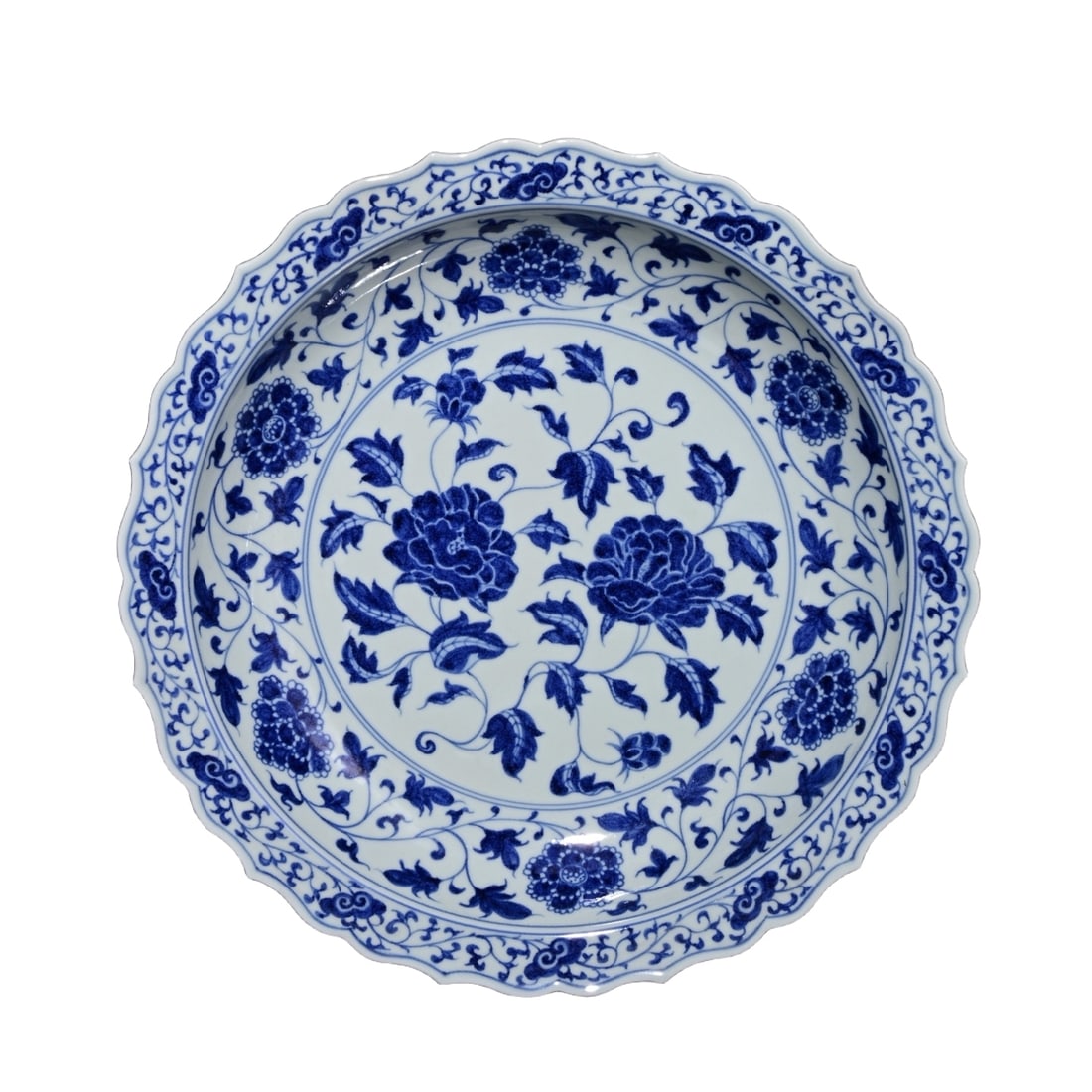 Ming Xuande Blue and White Floral Plate: This large Ming Dynasty Xuande period blue and white plate features a floral design, with a diameter of 41.5 centimeters and a height of 7 centimeters. Its exquisite blue and white craftsmanship and e