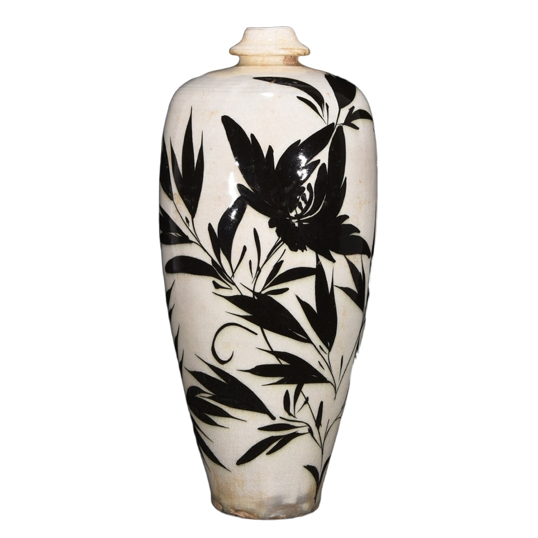 Cizhou Kiln Floral Pattern Plum Vase: This Meiping vase with floral patterns from the Cizhou kiln is 36.5 cm tall and has a diameter of 14.5 cm, showcasing the beauty of classical craftsmanship. The vivid floral patterns on the vase are l