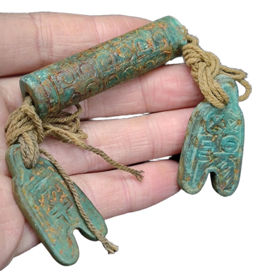 Turquoise Jewelry Set: This set of turquoise jewelry includes turquoise tubes and turquoise coins, with exquisite overall design and natural color. Turquoise is renowned for its unique color and texture, making it a great c