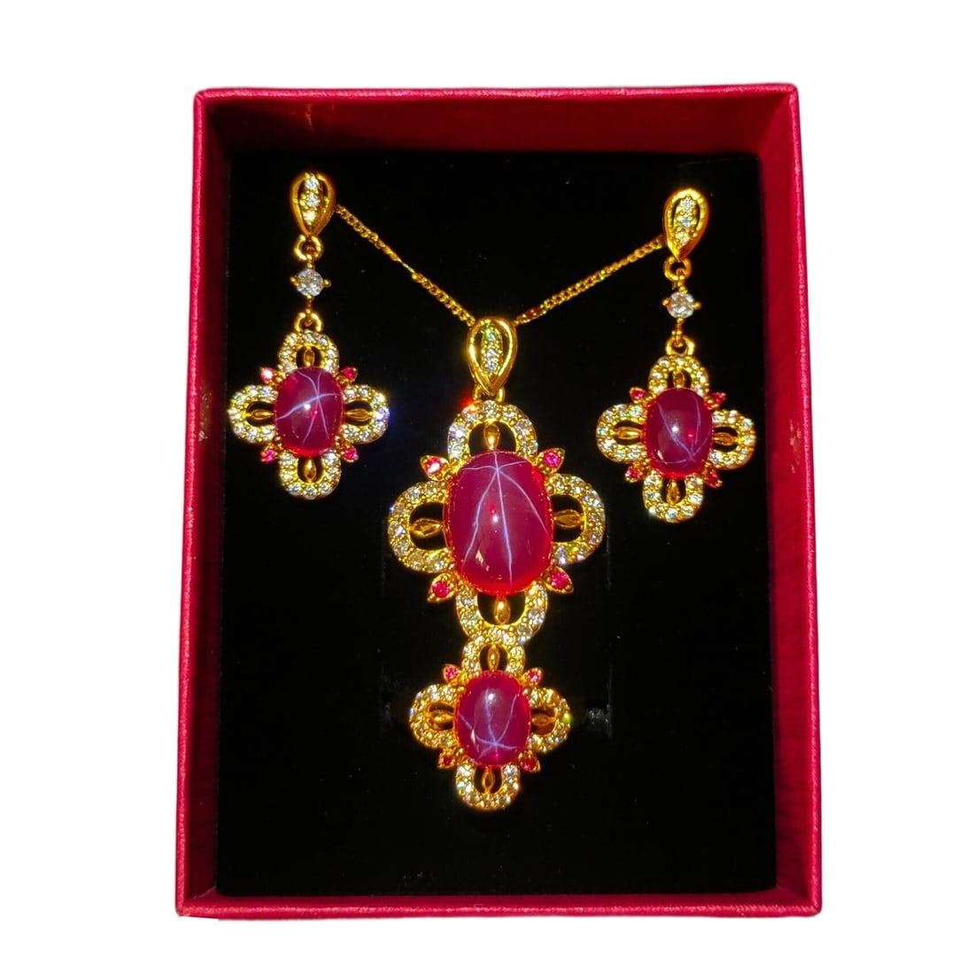Starlight Gemstone Jewelry Set: This set of four pieces of silver gilt diamond jewelry is crystal clear and dazzling. Each piece of jewelry is set with star gemstones, with a hardness of ten, exquisitely carved, and looks particular