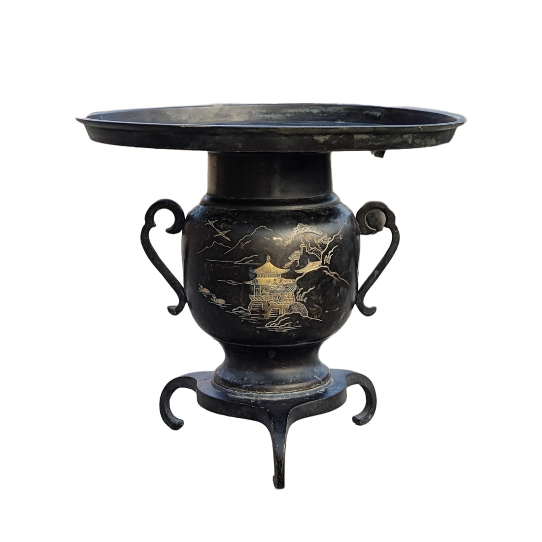 Bronze and Silver Inlaid Flower Ding: This bronze-inlaid silver flower tripod, with a height of 26 centimeters and a diameter of 30 centimeters, is well preserved and exudes a strong sense of age. Its exquisite bronze craftsmanship and si