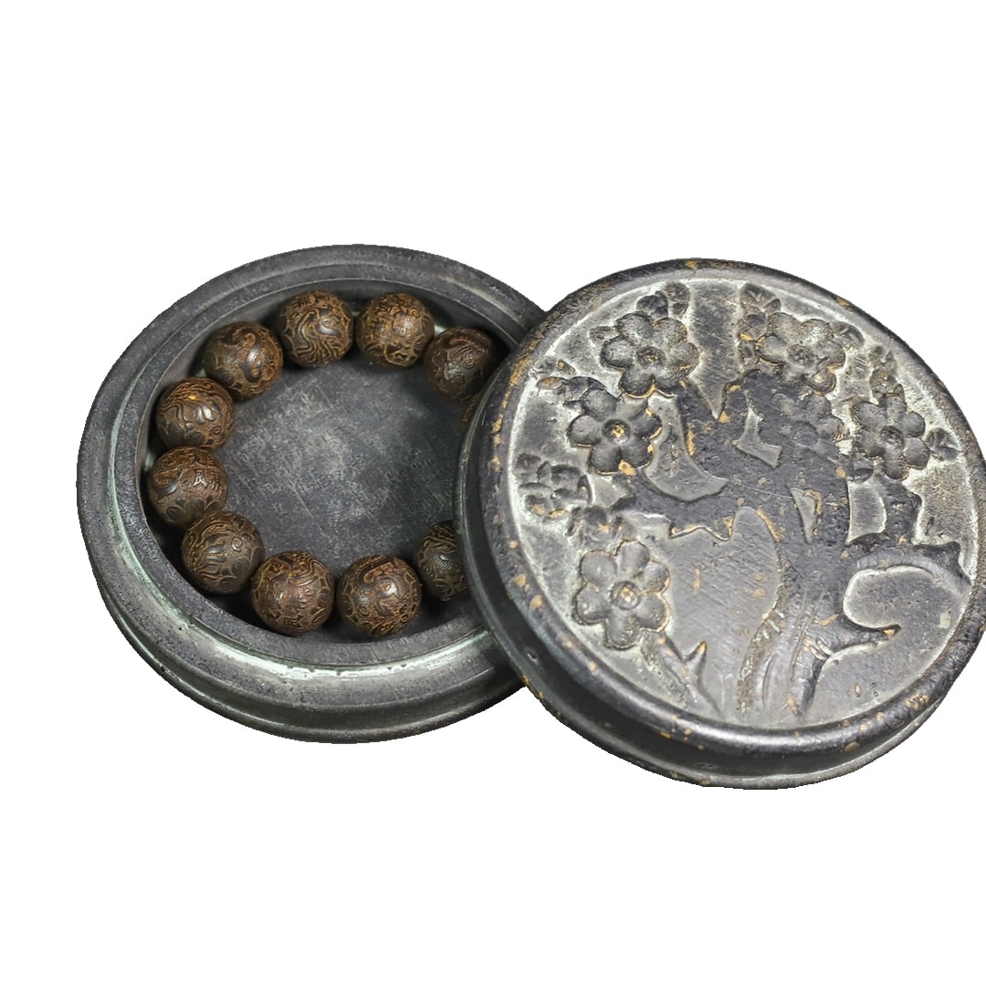 Old Collection Agarwood Carved Bracelet: A set of antique agarwood carved prayer beads, showcasing exquisite craftsmanship. The agarwood features a fine texture and natural grain. The beads have a diameter of 2 centimeters, with the bracelet