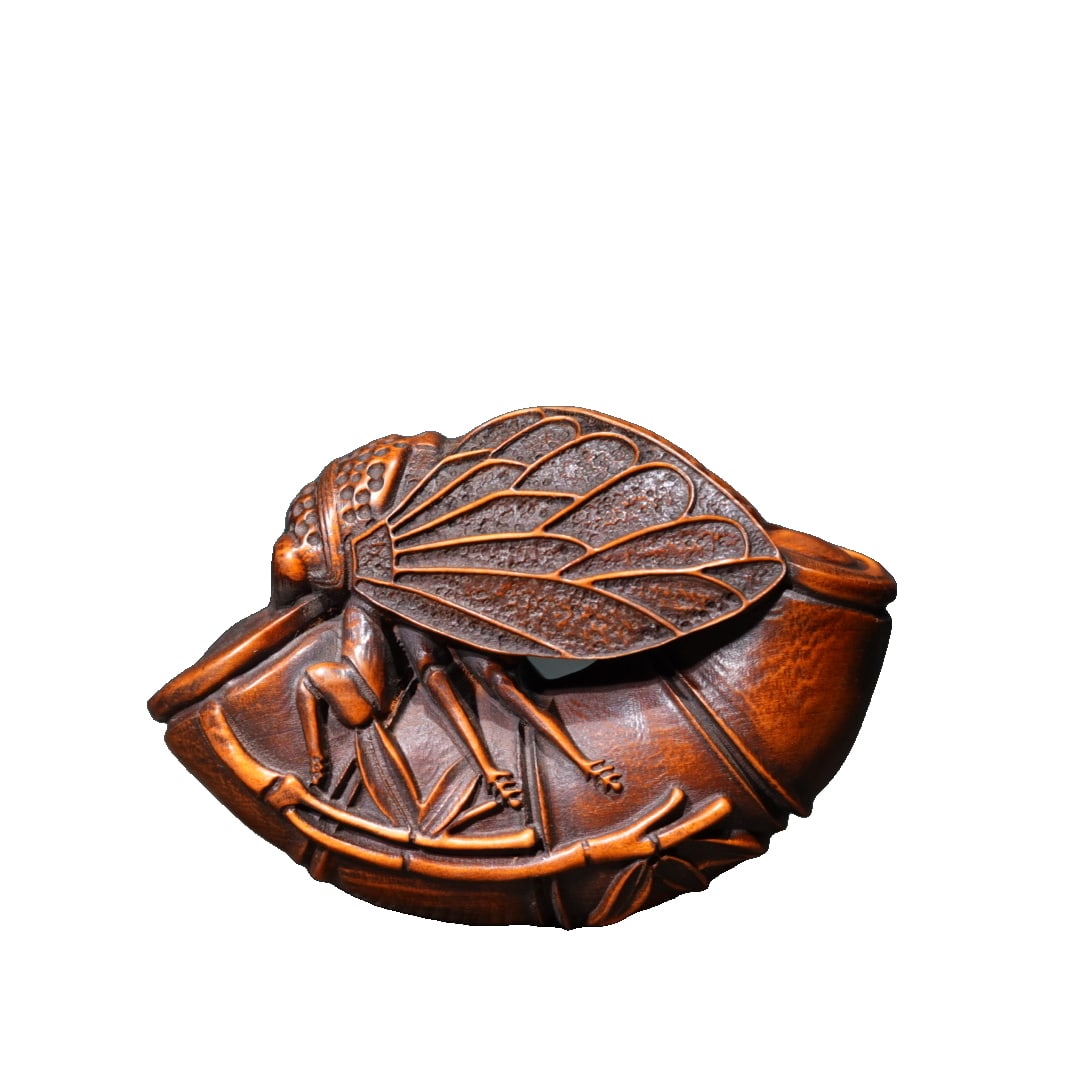 Old boxwood hand-held piece: An antique boxwood hand piece, measuring 7 cm in length, 2.5 cm in width, and 5 cm in height, with a weight of 45 grams. This hand piece features exquisite carving, with the boxwood being robust and h
