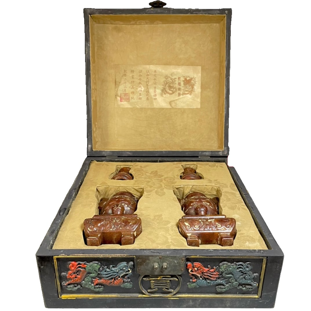 Qianlong Imperial Hetian Jade Vase: A treasured "Qianlong Imperial Gift" Hetian jade vase, featuring fine jade quality and exquisite craftsmanship, exemplifying the superior techniques and artistic value of Qing Dynasty court jade