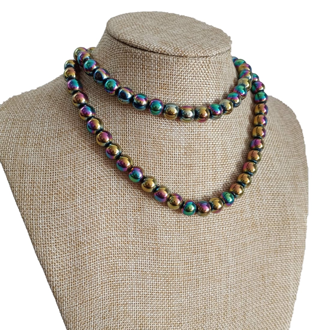 Vintage Colorful Stone Necklace: An antique multicolored stone necklace, preserved in excellent condition, showcasing the natural beauty of the stones and the exquisite craftsmanship. The necklace features a rich array of colors